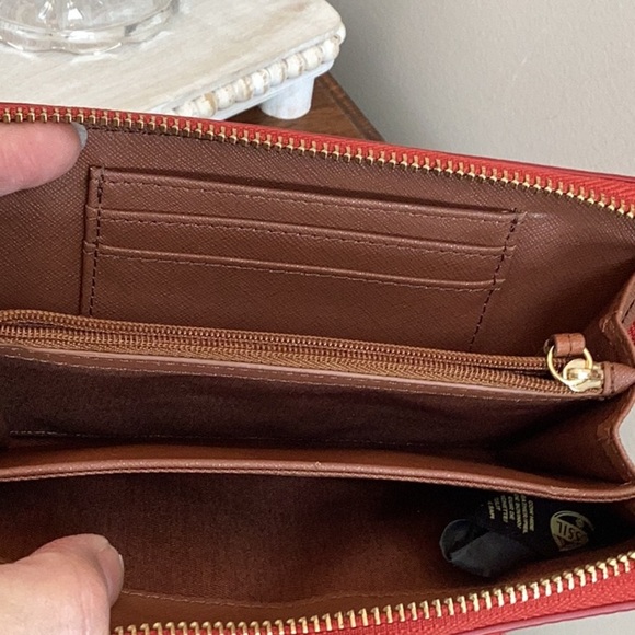 Fossil Vibrant Red cow hide Leather zip around Wristlet/wallet - Picture 9 of 16